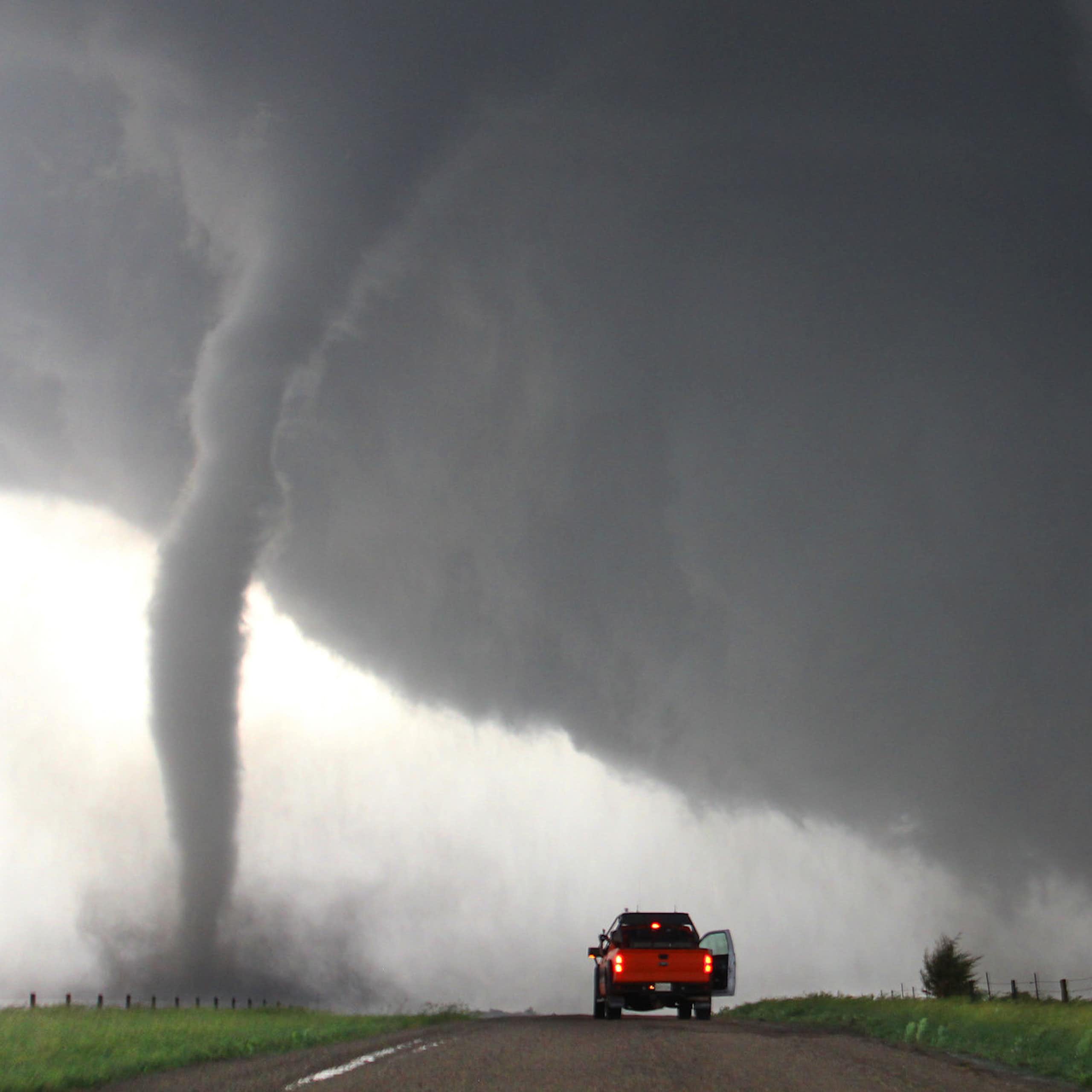 Um caminhão estacionado perto de um tornado.