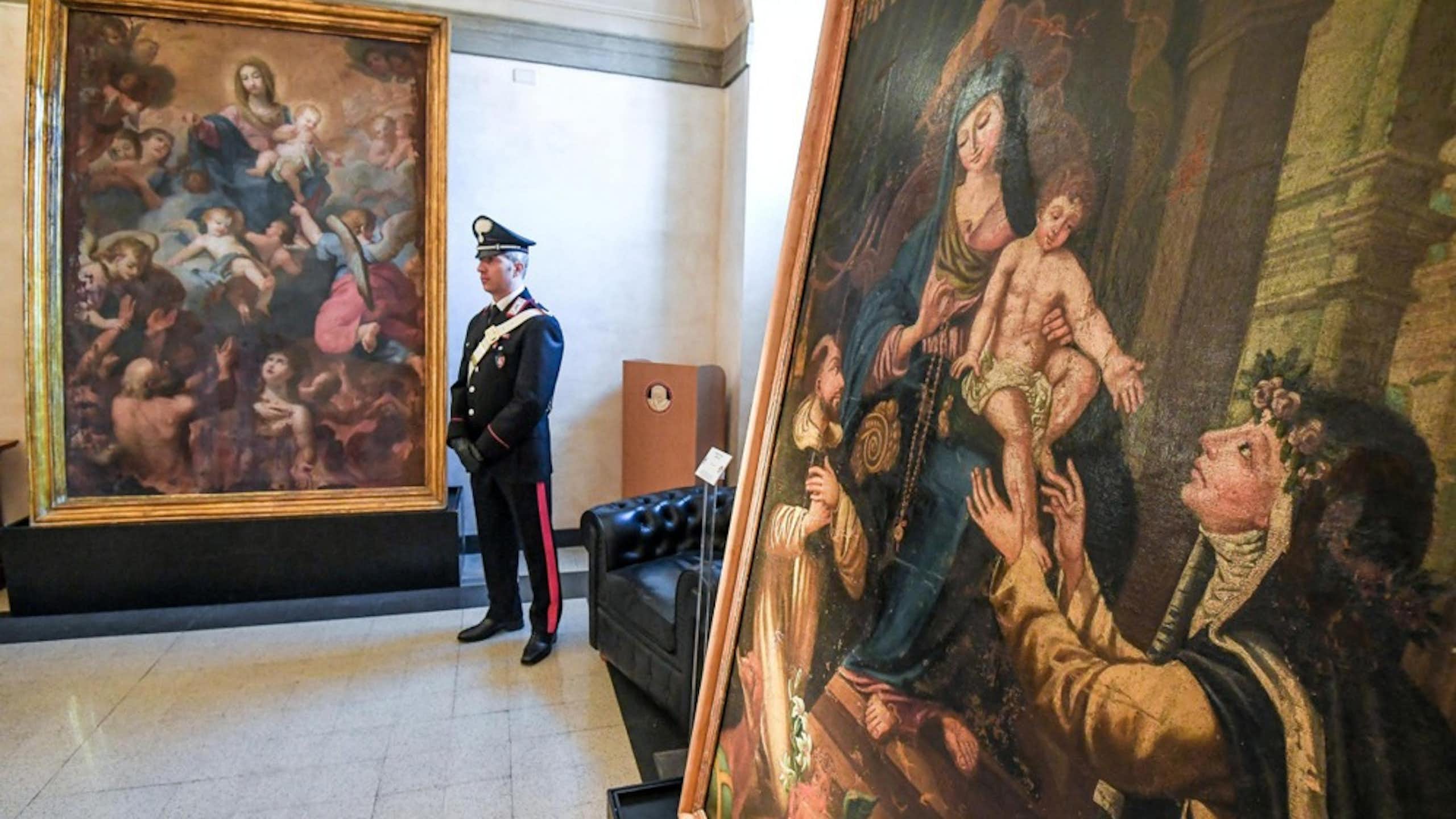 A polícia italiana anuncia a recuperação de 37 obras de arte roubadas em toda a Itália.